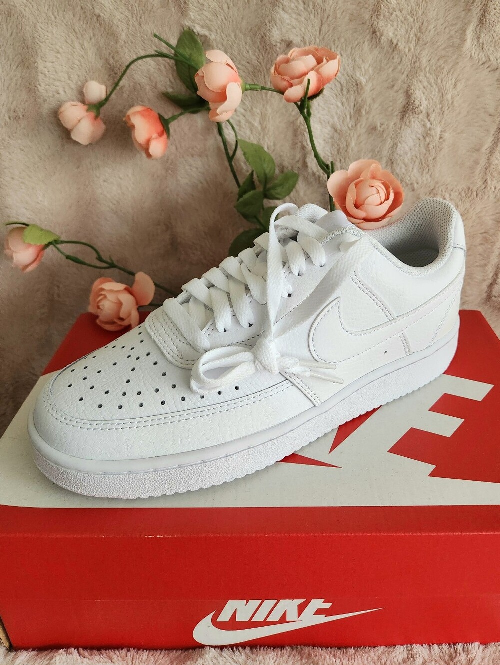 👟Nike Women’s White Low-Top Leather Sneakers